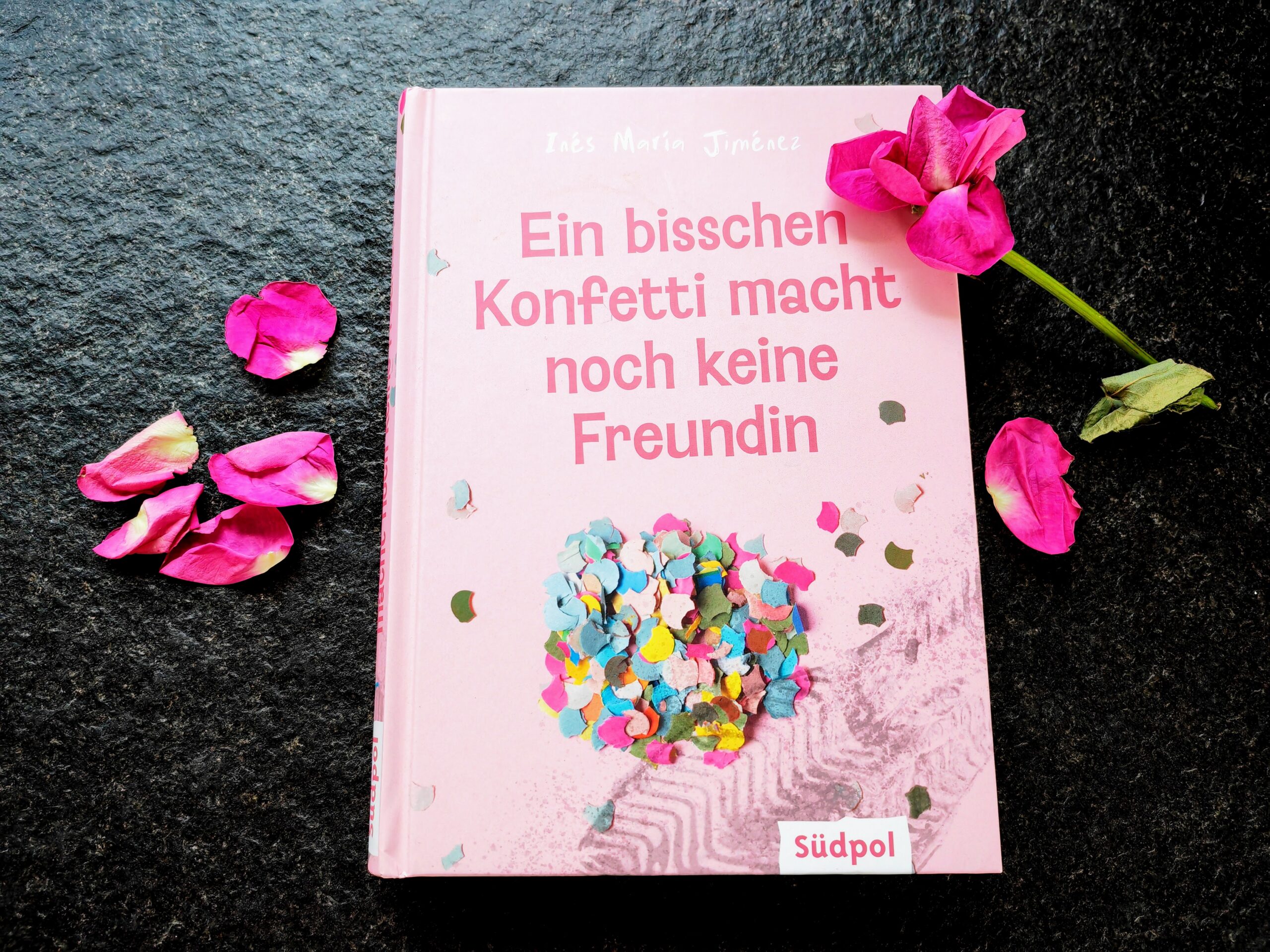 Von falscher und echter Freundschaft, Schulalltag und erster Liebe - ein Jugendbuch von Ines Maria Jiménez, das ein Thema behandelt, aktueller den je.