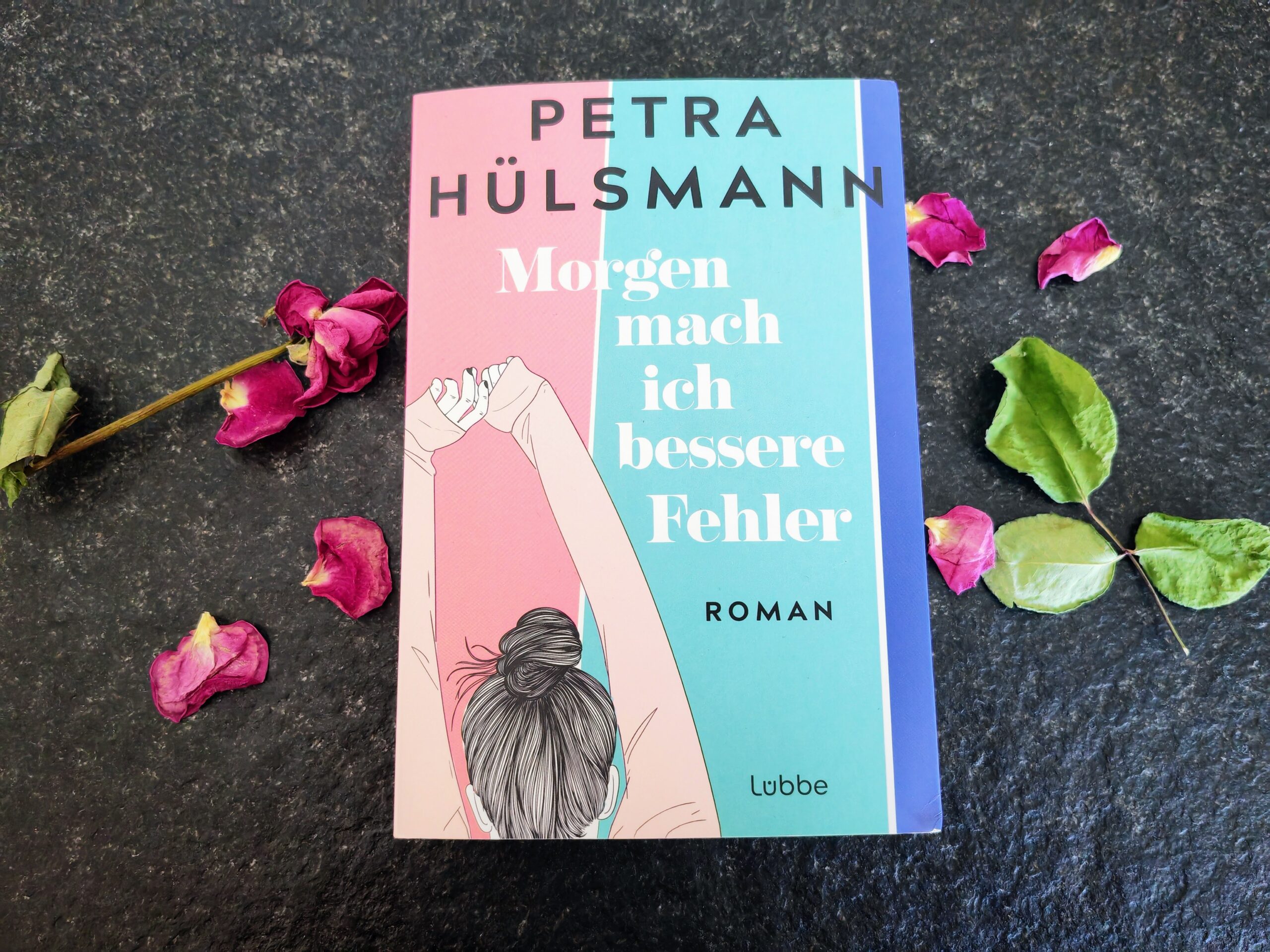 "Morgen mach ich bessere Fehler" der Autorin Petra Hülsmann ist ein gelungener Liebesroman mit Rassismus, Vorurteilen und Menschlichkeit.