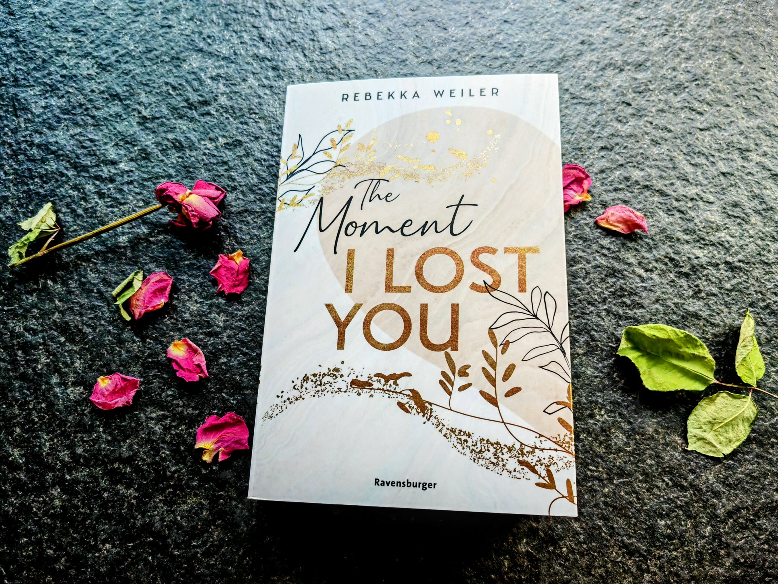 Der New Adult Roman "The Moment I Lost You" von Rebekka Weiler ist ein gelungener Auftakt ihrer Dilogie mit Tiefgang.