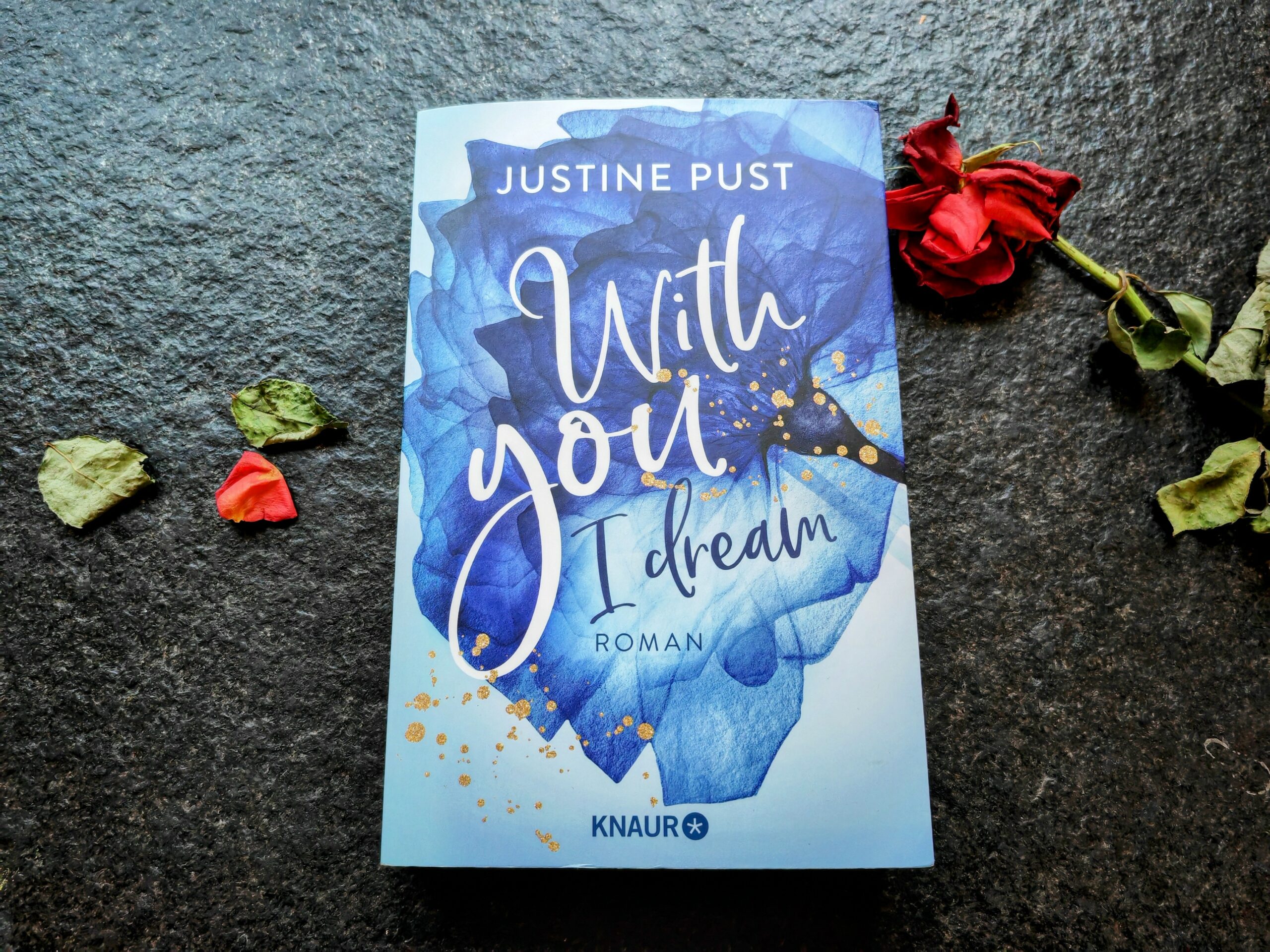 "With you I dream" von Justine Pust ist der erste Band aus der Belmont Bay Reihe im Genre New Adult & Liebesroman - eine Rezension.