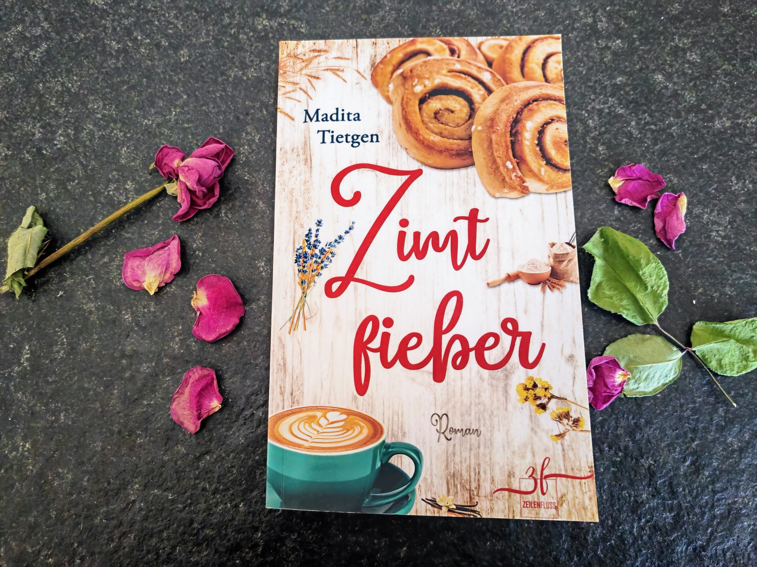 Zimtfieber von Madita Tietgen ist der zweite Band ihrer Irland-Liebesromane. Hier findest du eine ehrliche Rezension zu diesem Romance Buch.