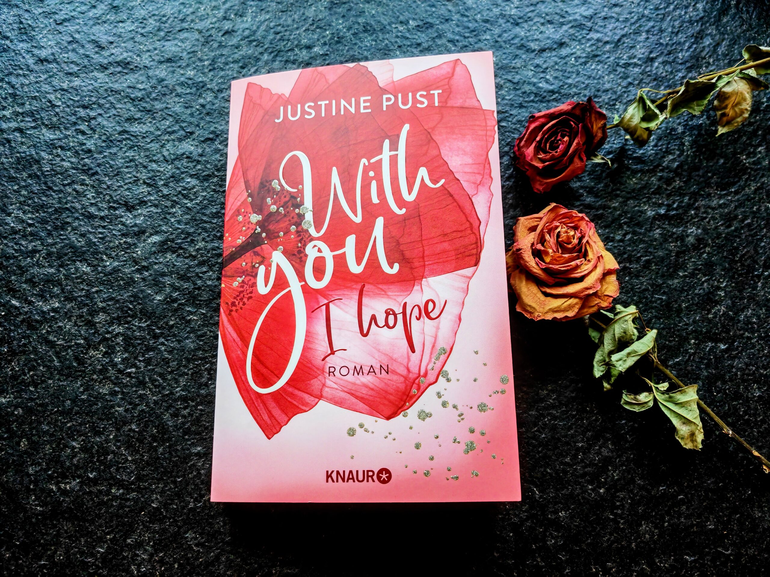 "With you I hope" von Justine Pust ist der zweite Roman ihrer Belmont Bay Trilogie im New Adult Bereich. Humorvoll und dramatisch zugleich.