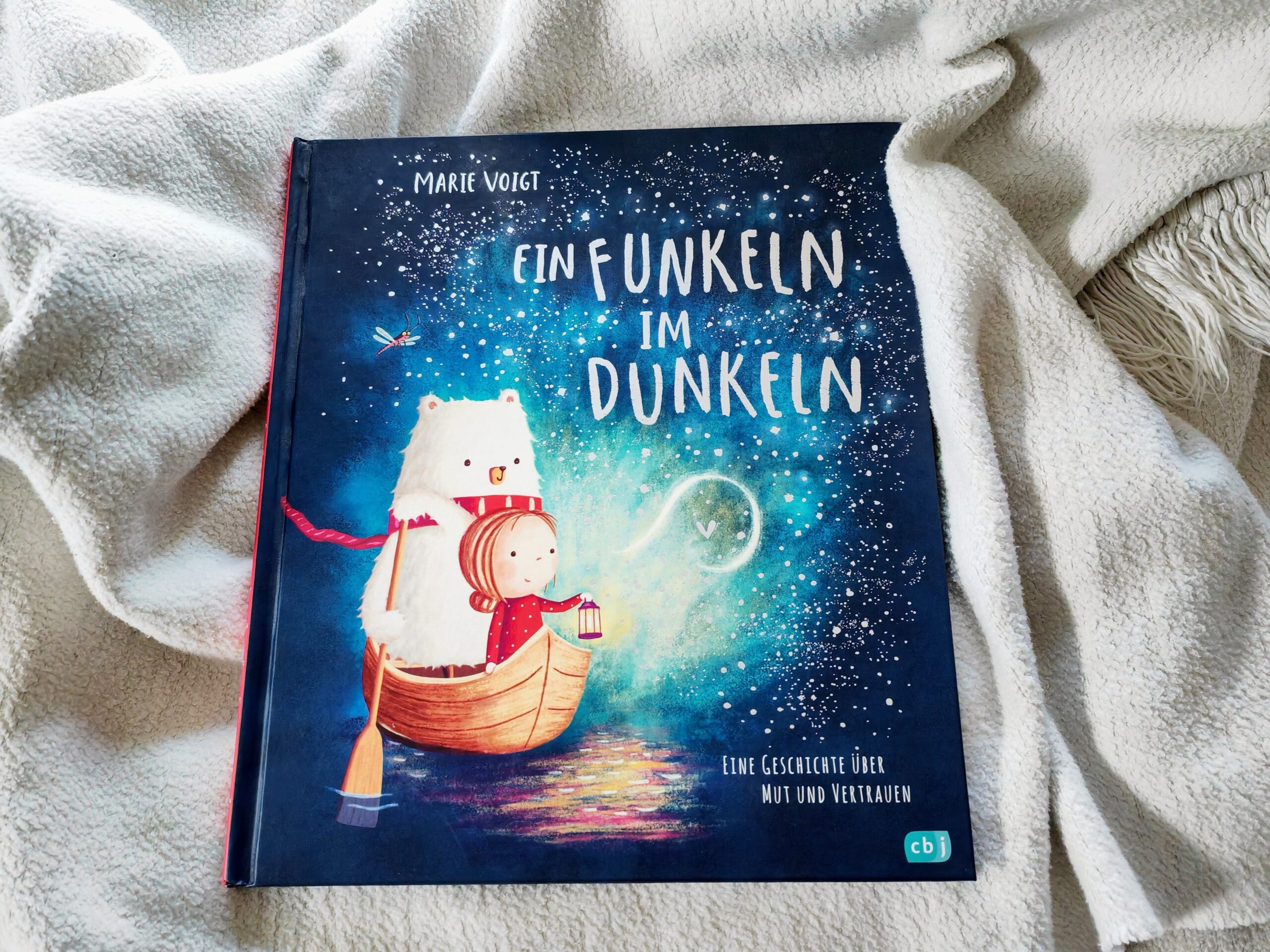 "Ein Funkeln im Dunkeln" von Marie Voigt - Rezension: Ein wunderschön illustriertes Buch über Mut und Vertrauen, das mit seinem Text leider nicht überzeugen konnte. Daher 3 von 5 Sternen.