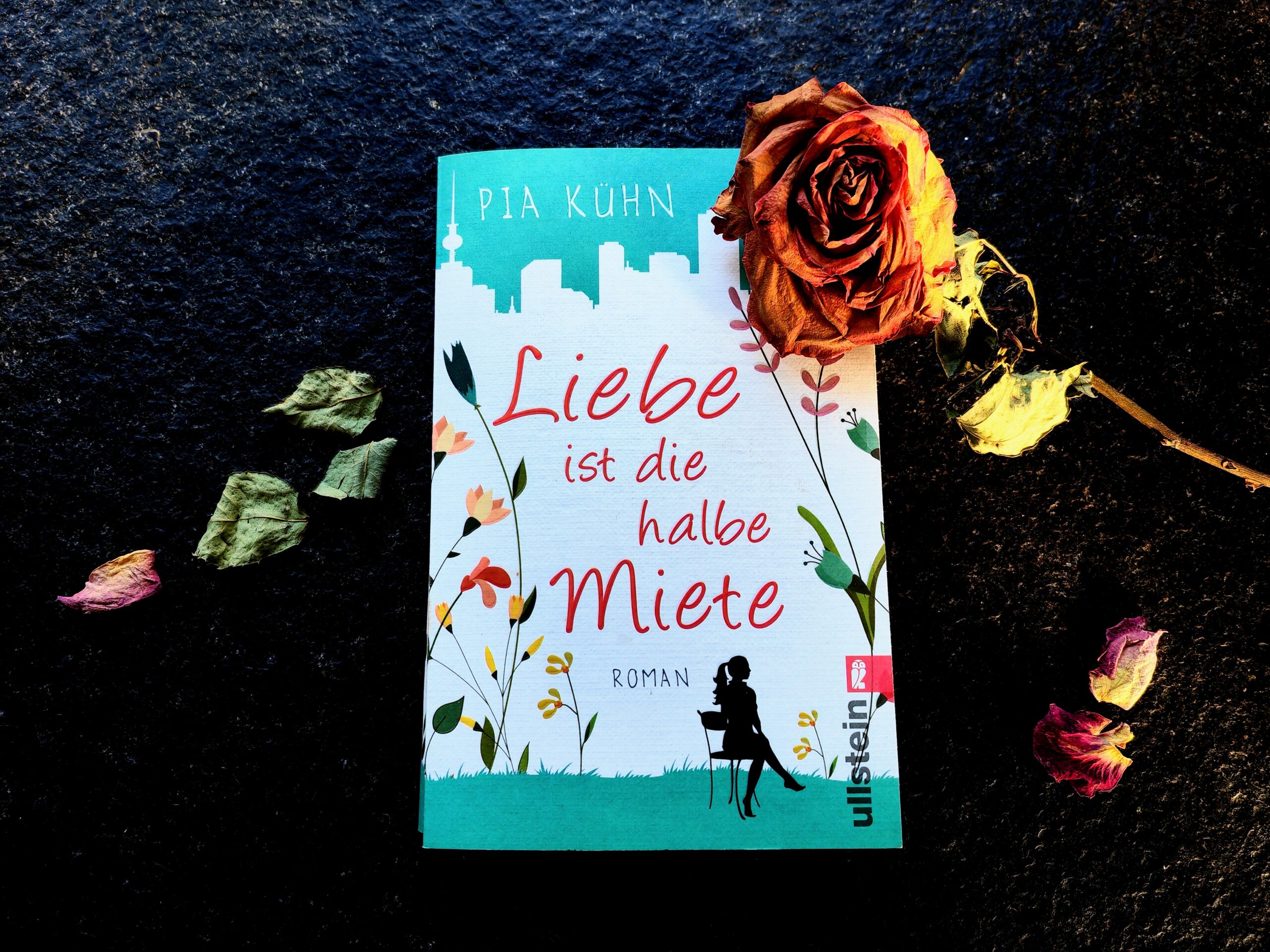 "Liebe ist die halbe Miete" von Pia Kühn - ein Liebesroman ohne großartige Liebesgeschichte. Leider am Thema vorbei trotz angenehmem Schreibstil. Die gesamte Rezension findest du auf Julies-Buecherliebe.de