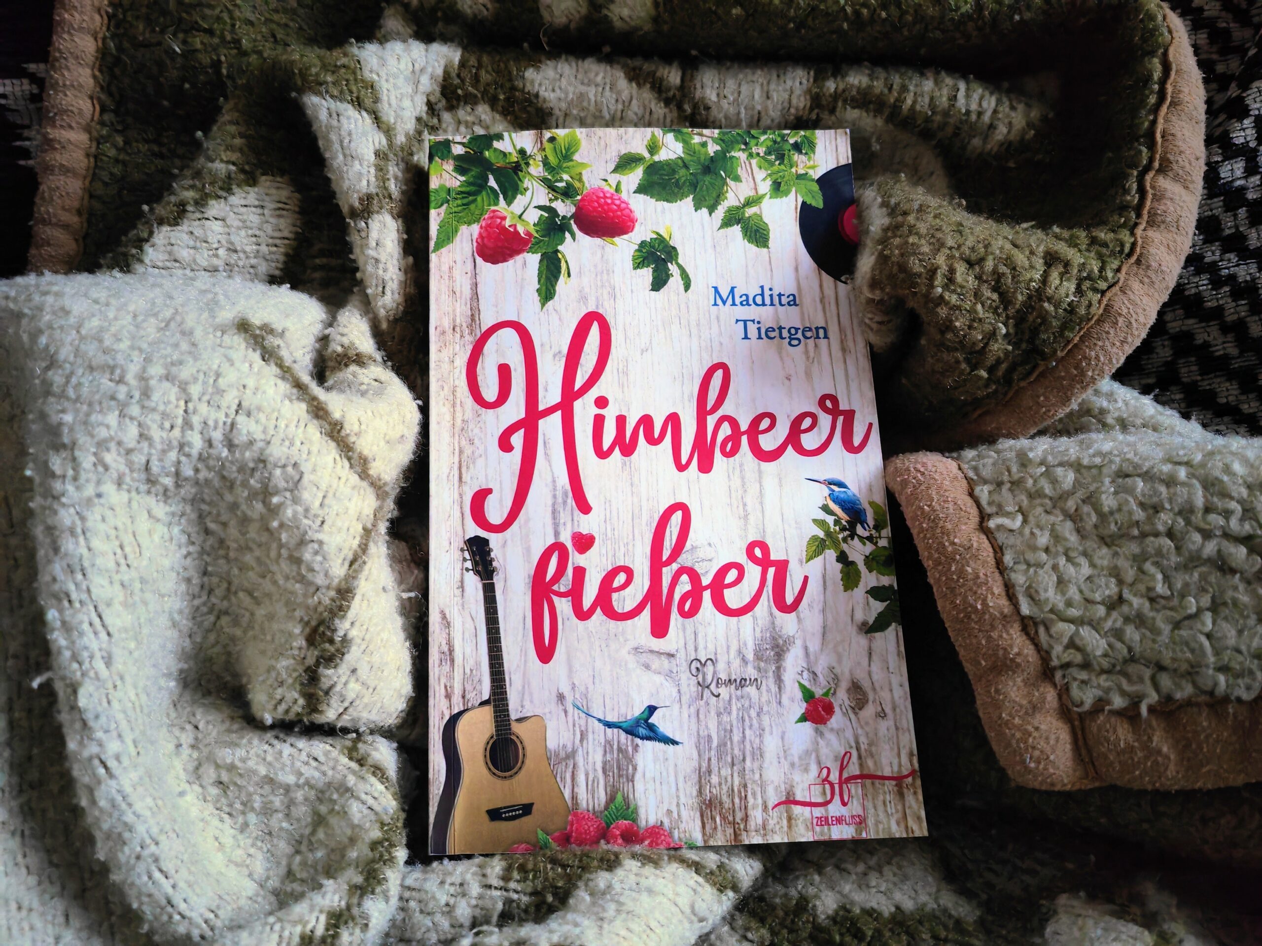 "Himbeerfieber", der 5. Band der Irland-Liebesromane von Madita Tietgen wird in Julies Rezension mit 4 Sternen bewertet. Lies die ganze Rezension in ihrem Blog auf julies-buecherliebe.de