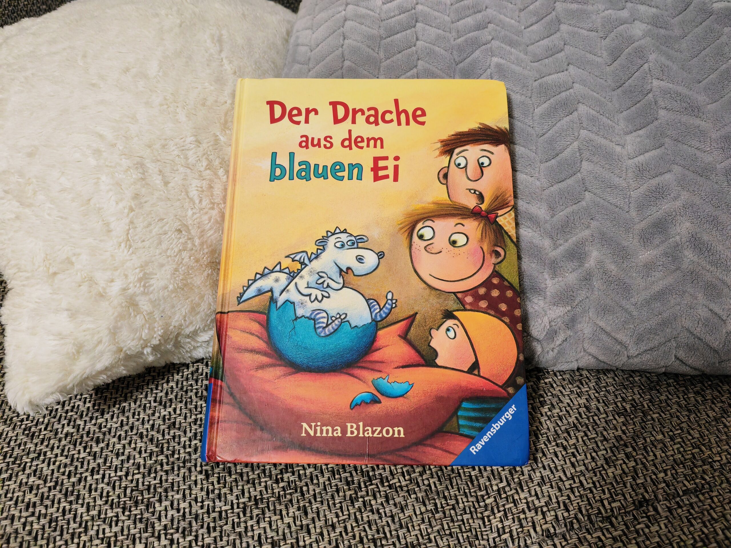 Ein Drache, ein Ei, der süßeste Sprachfehler der Welt und ganz viel Gefühl ... Mit "Der Drache aus dem blauen Ei" ist der Autorin Nina Blazon ein einmalig schönes Kinderbuch zum Lesen und Vorlesen gelungen.