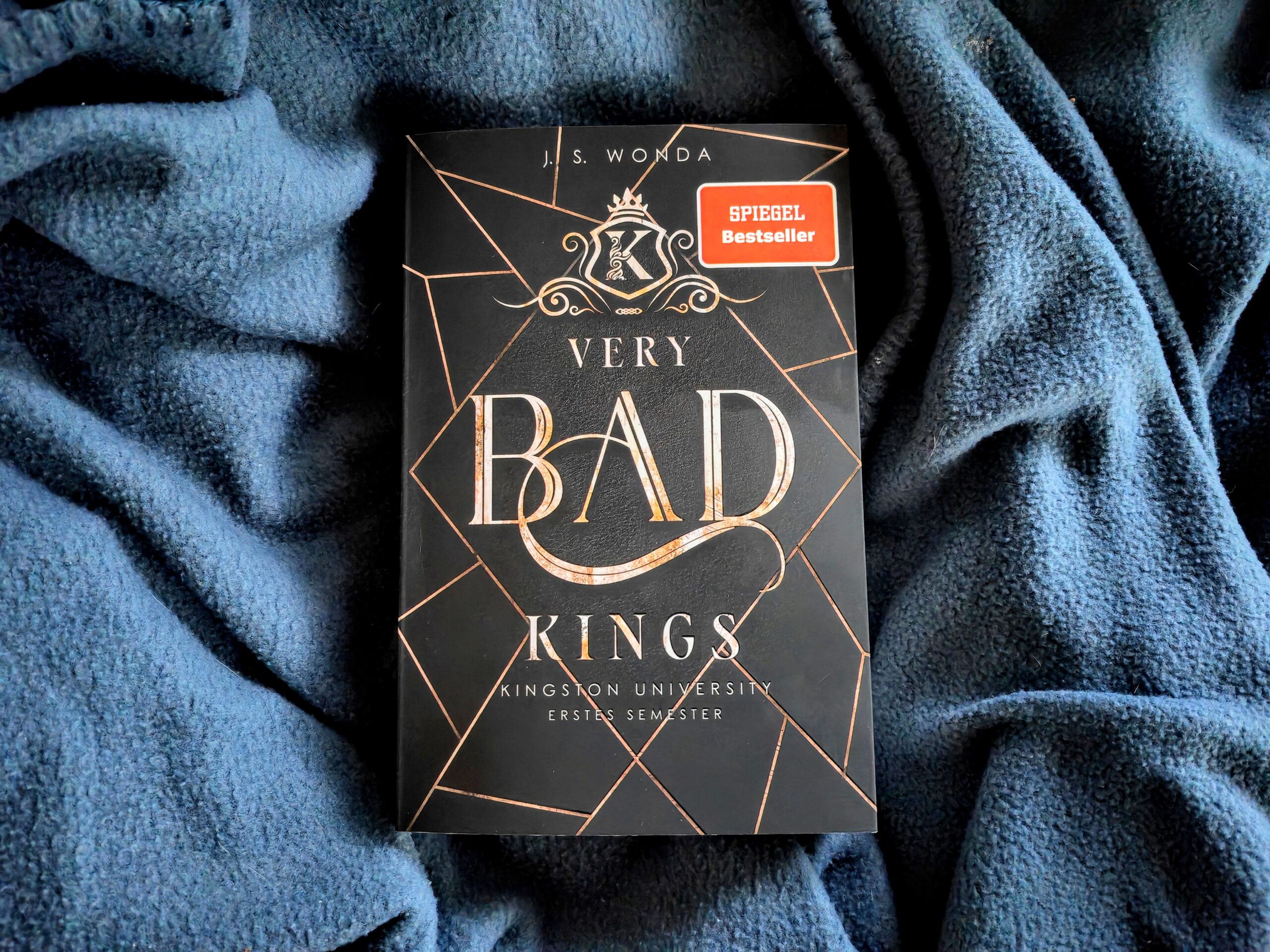 "Very Bad Kings" von J.S. Wonda ist der fulminante Auftakt in eine Dark Romance Reihe, die der Welt gefehlt hat.