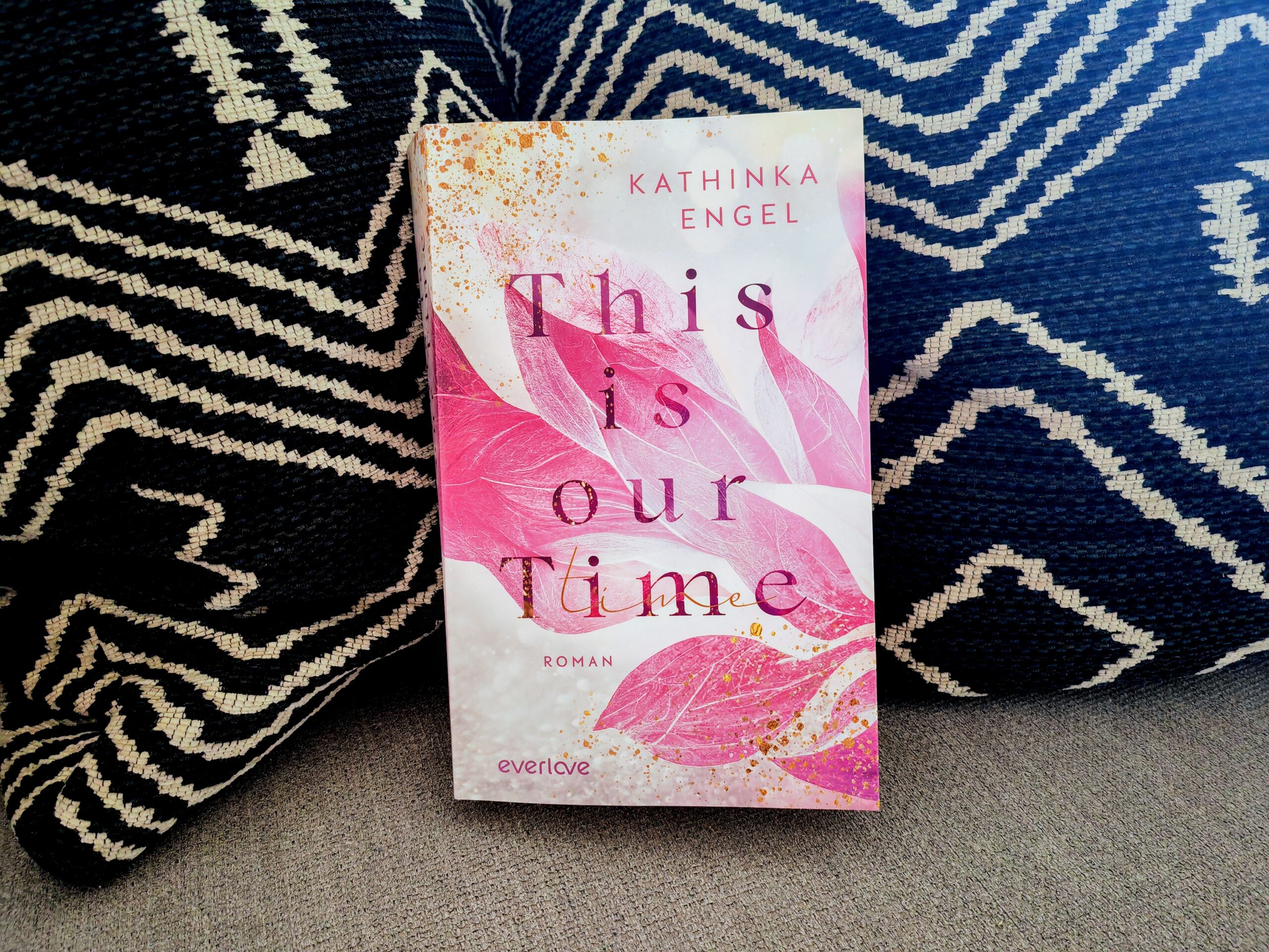 "This is our Time" von Kathinka Engels - eine ehrliche Rezension auf Julies Bücherliebe. New Adult Roman mit Netflix Charme. Die volle Rezension liest du hier.