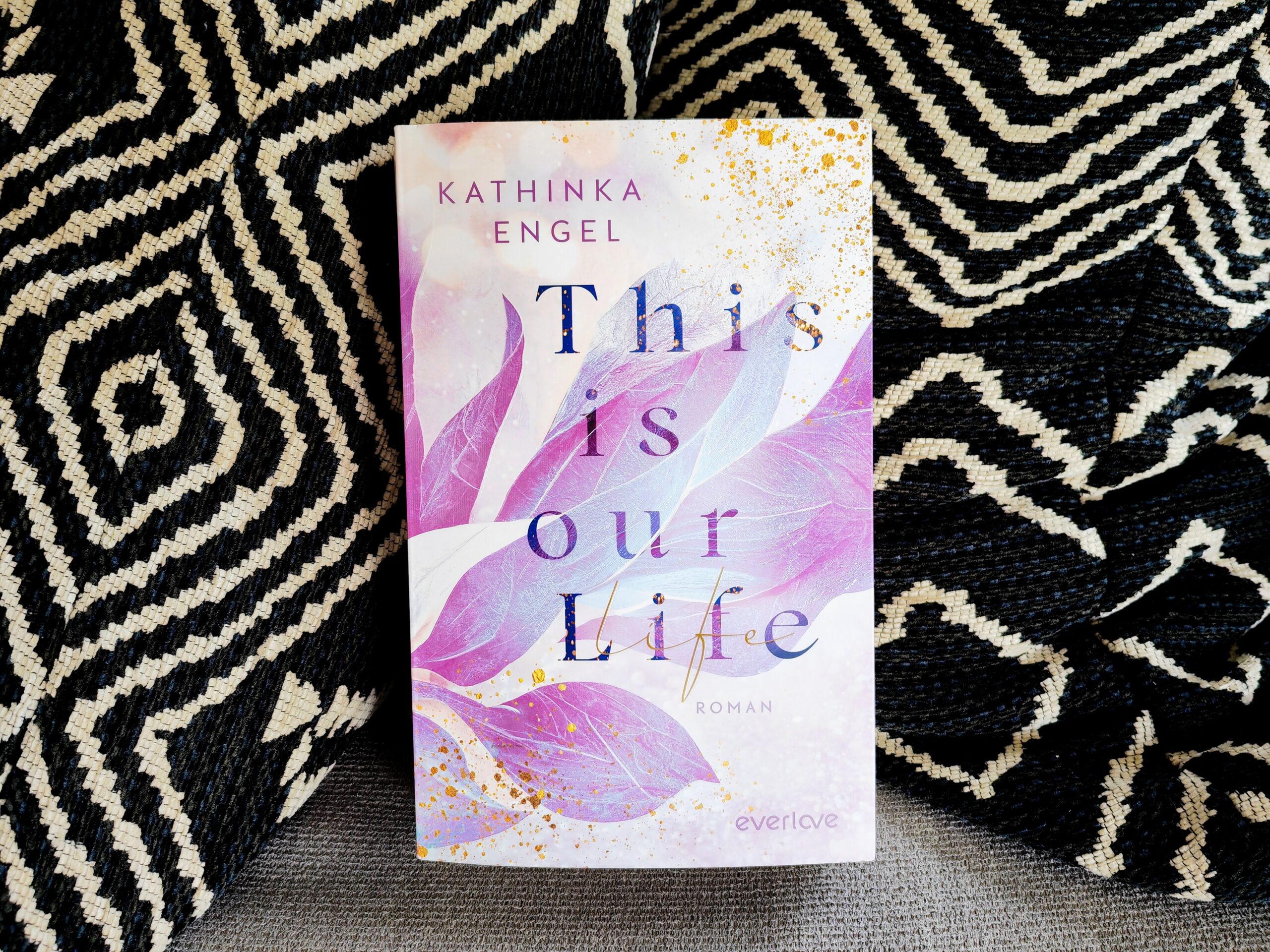 "This is our Life" von Kathinka Engels - eine ehrliche Rezension auf Julies Bücherliebe. New Adult Roman mit Netflix Charme. Die volle Rezension liest du hier.