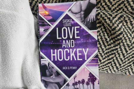 Julie von Julies Bücherliebe bewertet Love & Hockey von Saskia Louis mit 5 von 5 Sternen. Eine ausführliche Rezension findest du in ihrem Blog.