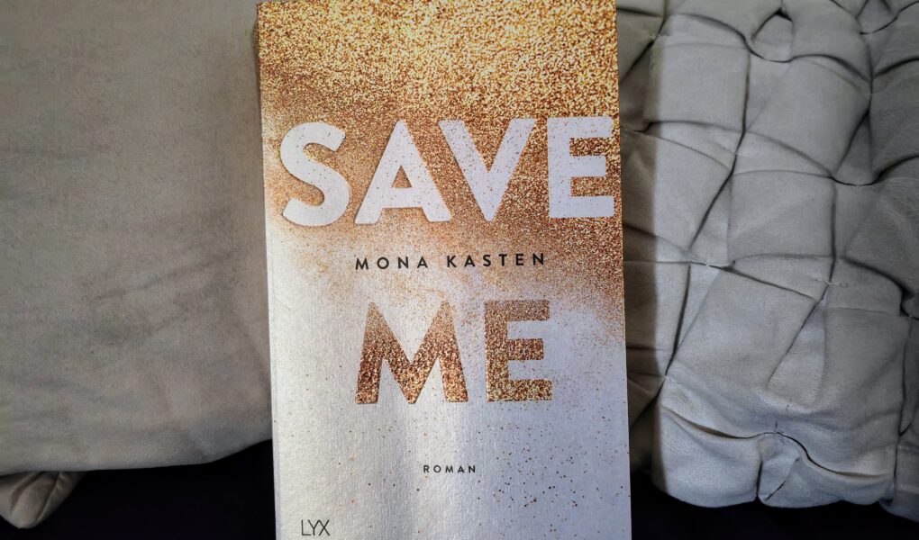 Julie von Julies Bücherliebe bewertet den New Adult Roman "Save me" von Mona Kasten mit 4 von 5 Sternen. Eine ausführliche Rezension findest du bei ihr im Blog. #saveme #maxtonhall #monakasten #rezension