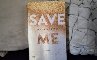 Julie von Julies Bücherliebe bewertet den New Adult Roman "Save me" von Mona Kasten mit 4 von 5 Sternen. Eine ausführliche Rezension findest du bei ihr im Blog. #saveme #maxtonhall #monakasten #rezension