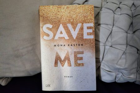 Julie von Julies Bücherliebe bewertet den New Adult Roman "Save me" von Mona Kasten mit 4 von 5 Sternen. Eine ausführliche Rezension findest du bei ihr im Blog. #saveme #maxtonhall #monakasten #rezension