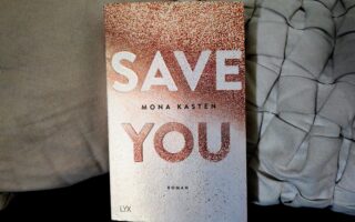 Julie bewertet "Save you", den zweiten Band der Maxton Hall Reihe von Mona Kasten mit 5 von 5 Sternen. Eine ausführliche Rezension findest du auf www.julies-buecherliebe.de