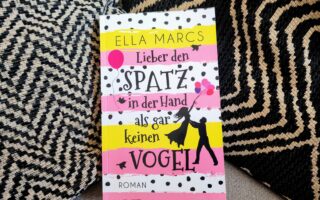 "Lieber den Spatz in der Hand als gar keinen Vogel" ist der Debütroman von Ella Marcs. Hier findest du eine ausführliche Rezension mit Bewertung.