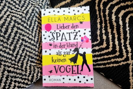 "Lieber den Spatz in der Hand als gar keinen Vogel" ist der Debütroman von Ella Marcs. Hier findest du eine ausführliche Rezension mit Bewertung.