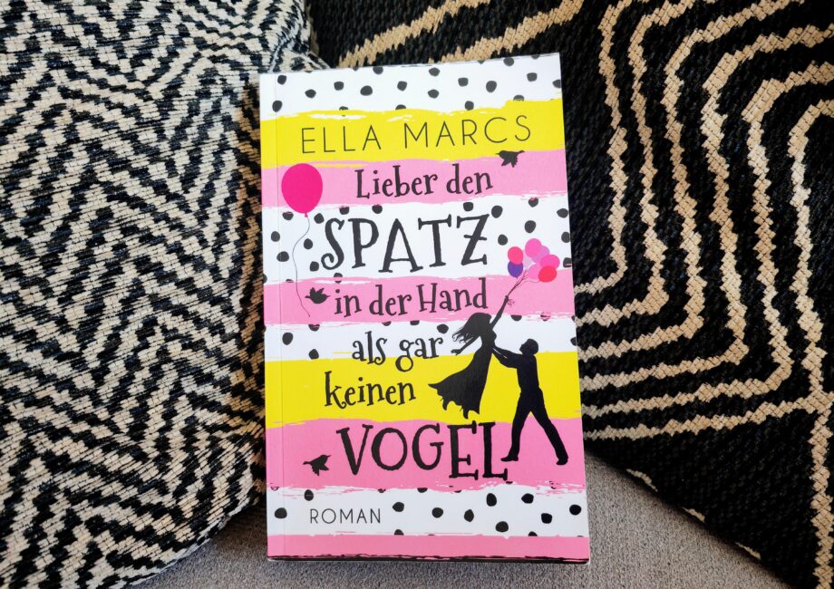 "Lieber den Spatz in der Hand als gar keinen Vogel" ist der Debütroman von Ella Marcs. Hier findest du eine ausführliche Rezension mit Bewertung.