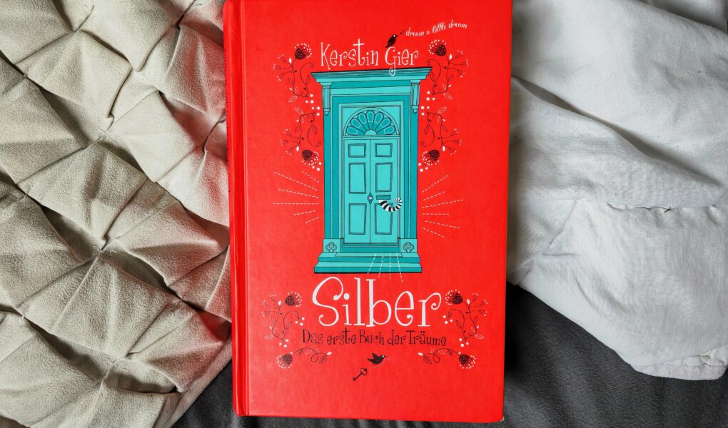 "Silber - Das erste Buch der Träume" von Kerstin Gier. Eine Rezension auf Julies Bücherliebe, dem Blog mit Büchern aus sämtlichen Genres und für alle Altersstufen.