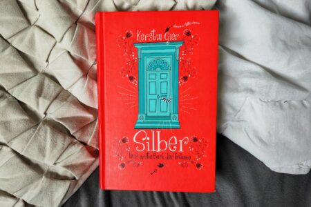 "Silber - Das erste Buch der Träume" von Kerstin Gier. Eine Rezension auf Julies Bücherliebe, dem Blog mit Büchern aus sämtlichen Genres und für alle Altersstufen.