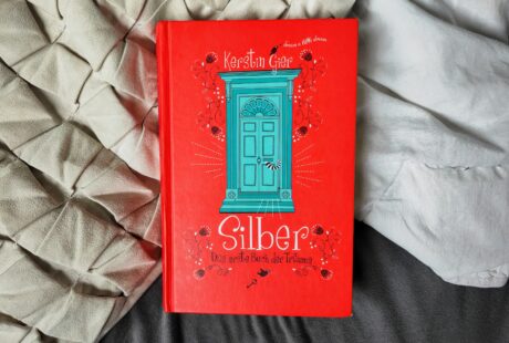 "Silber - Das erste Buch der Träume" von Kerstin Gier. Eine Rezension auf Julies Bücherliebe, dem Blog mit Büchern aus sämtlichen Genres und für alle Altersstufen.