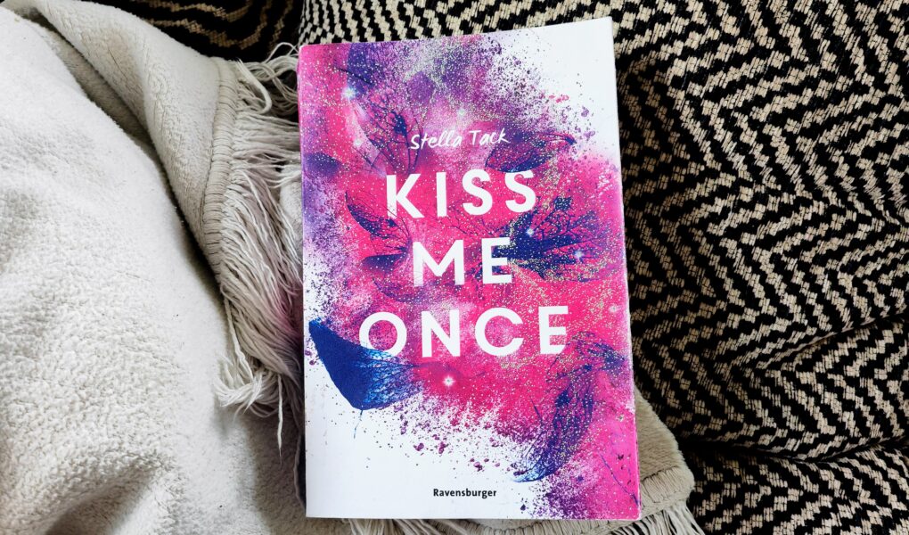 Rezension von "Kiss me once" von Stella Tack aus dem Ravensburger Verlag. Hier findest du einen ausführlichen Bericht mit Rezension zum New Adult Liebesroman.