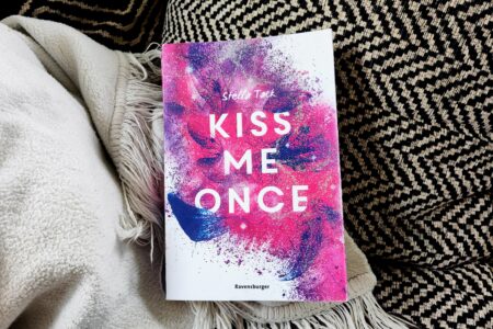 Rezension von "Kiss me once" von Stella Tack aus dem Ravensburger Verlag. Hier findest du einen ausführlichen Bericht mit Rezension zum New Adult Liebesroman.