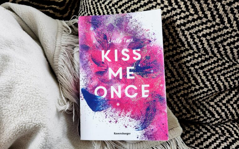 Rezension von "Kiss me once" von Stella Tack aus dem Ravensburger Verlag. Hier findest du einen ausführlichen Bericht mit Rezension zum New Adult Liebesroman.