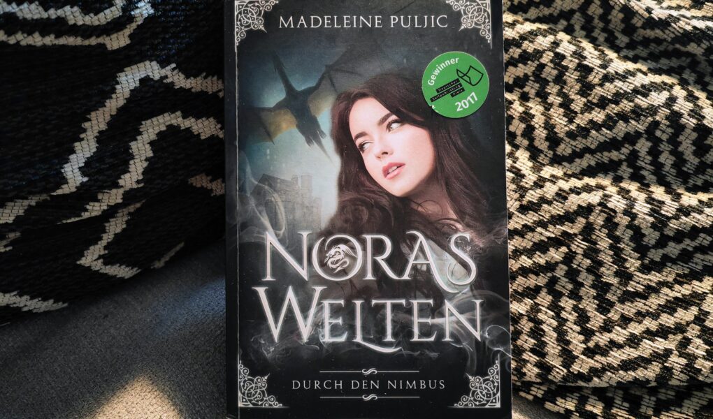 "Noras Welten - Durch den Nimbus" ist der erste Band der Fantasy Trilogie von Madeleine Puljic, der 2017 den Selfpublishing Preis gewonnen hat. Hier findest du eine ausführliche Rezension