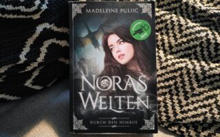 "Noras Welten - Durch den Nimbus" ist der erste Band der Fantasy Trilogie von Madeleine Puljic, der 2017 den Selfpublishing Preis gewonnen hat. Hier findest du eine ausführliche Rezension