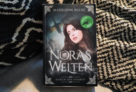 "Noras Welten - Durch den Nimbus" ist der erste Band der Fantasy Trilogie von Madeleine Puljic, der 2017 den Selfpublishing Preis gewonnen hat. Hier findest du eine ausführliche Rezension