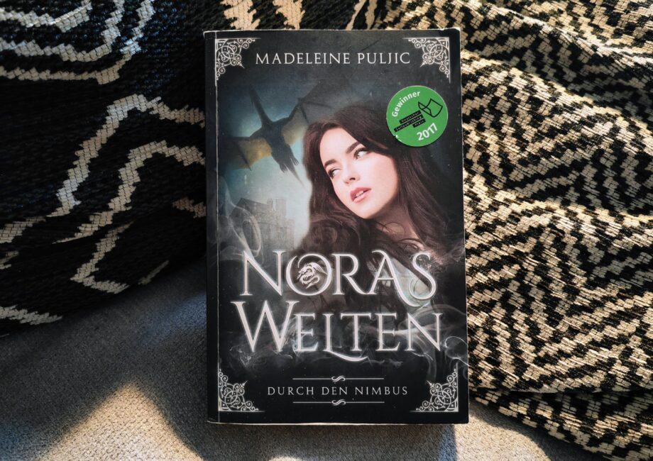 "Noras Welten - Durch den Nimbus" ist der erste Band der Fantasy Trilogie von Madeleine Puljic, der 2017 den Selfpublishing Preis gewonnen hat. Hier findest du eine ausführliche Rezension