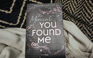 Show Me Your True Colours Mit "The Moment You Found Me" ist Rebekka Weiler ein toller Abschluss der Lost Moments Dilogie im Genre New Adult Liebesroman gelungen. Rezension auf Julies Bücherliebe