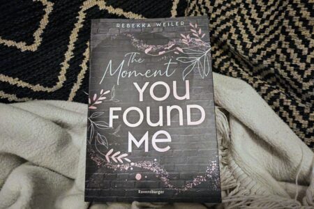 Show Me Your True Colours Mit "The Moment You Found Me" ist Rebekka Weiler ein toller Abschluss der Lost Moments Dilogie im Genre New Adult Liebesroman gelungen. Rezension auf Julies Bücherliebe