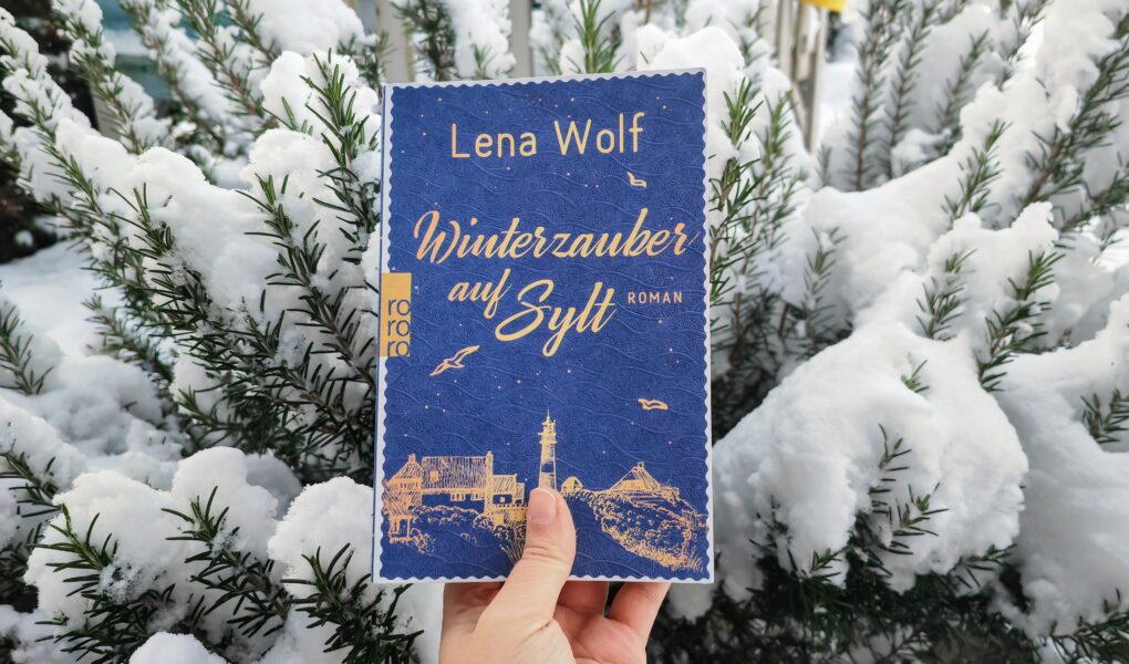 "Winterzauber auf Sylt" von Lena Wolf aus dem Rohwolt Verlag ist ein cozy Winterroman, der absolut empfehlenswert ist. Eine ausführliche Rezension findest du bei Julie im Buchblog