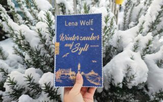 "Winterzauber auf Sylt" von Lena Wolf aus dem Rohwolt Verlag ist ein cozy Winterroman, der absolut empfehlenswert ist. Eine ausführliche Rezension findest du bei Julie im Buchblog