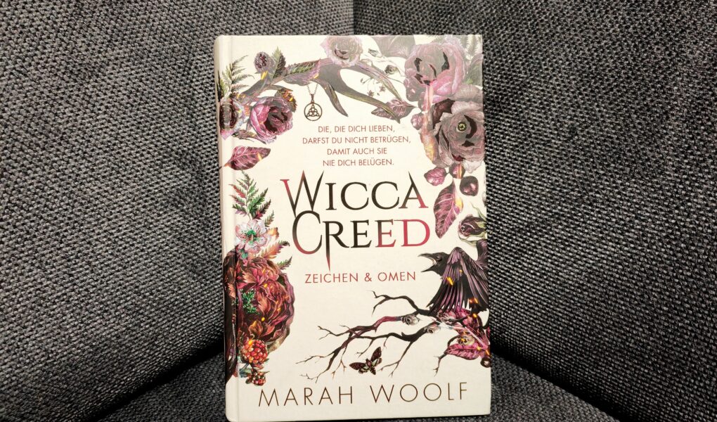 Wenn eine elternlose Wicca im Menschenreich auf einen Strigoi trifft, kann das nichts Gutes bedeuten oder? Mit "WiccaCreed - Zeichen & Omen" ist Marah Woolf ein unglaublicher Start in eine magische Trilogie gelungen. Eine ausführliche Rezension findest du bei Julies Bücherliebe. Schau unbedingt vorbei!