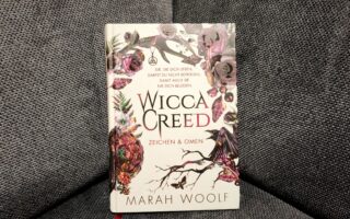 Wenn eine elternlose Wicca im Menschenreich auf einen Strigoi trifft, kann das nichts Gutes bedeuten oder? Mit "WiccaCreed - Zeichen & Omen" ist Marah Woolf ein unglaublicher Start in eine magische Trilogie gelungen. Eine ausführliche Rezension findest du bei Julies Bücherliebe. Schau unbedingt vorbei!