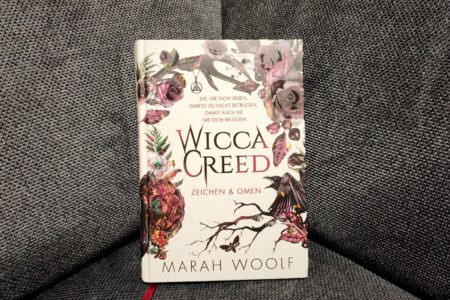 Wenn eine elternlose Wicca im Menschenreich auf einen Strigoi trifft, kann das nichts Gutes bedeuten oder? Mit "WiccaCreed - Zeichen & Omen" ist Marah Woolf ein unglaublicher Start in eine magische Trilogie gelungen. Eine ausführliche Rezension findest du bei Julies Bücherliebe. Schau unbedingt vorbei!