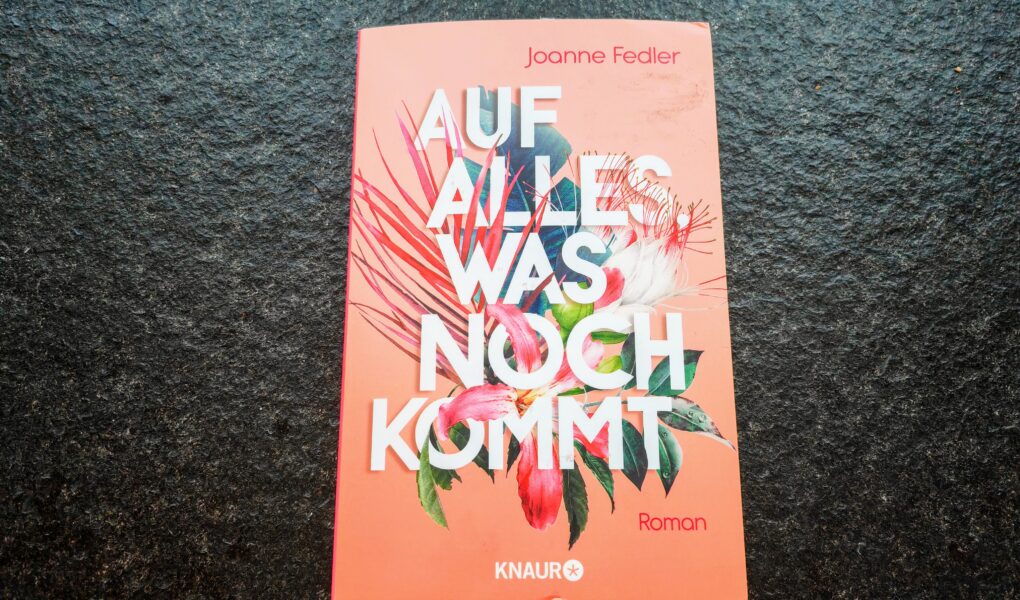 Julie von Julies Bücherliebe bewertet "Auf alles, was noch kommt" von Joanne Fedler mit 3 von 5 Sternen. Eine ausführliche Rezension findest du in ihrem Blog.