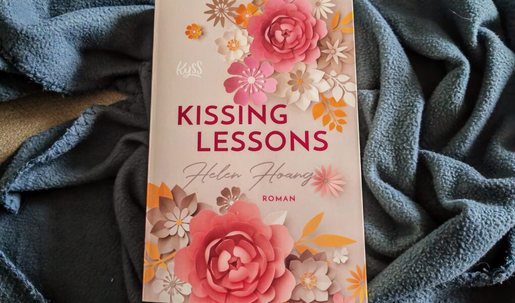 Eine beruflich erfolgreiche Frau und ein gebrochener Escortprofi zwischen Erwartungen der anderen und eigenen. "Kissing Lessons" von Helen Hoang ist ein grandioser Auftakt in eine Romance-Trilogie.