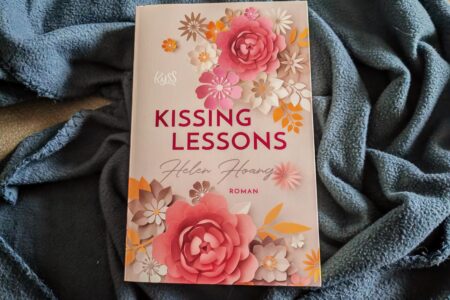 Eine beruflich erfolgreiche Frau und ein gebrochener Escortprofi zwischen Erwartungen der anderen und eigenen. "Kissing Lessons" von Helen Hoang ist ein grandioser Auftakt in eine Romance-Trilogie.